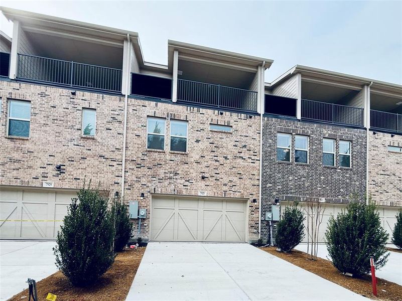 Condo located in Rowlett, TX showcasing its design and architecture (Image 4).