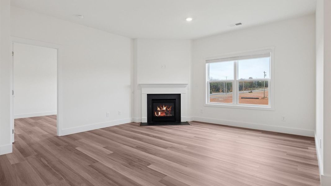 Spacious, unfurnished interior of a new home in Millstone Village, Morristown (Image 9).