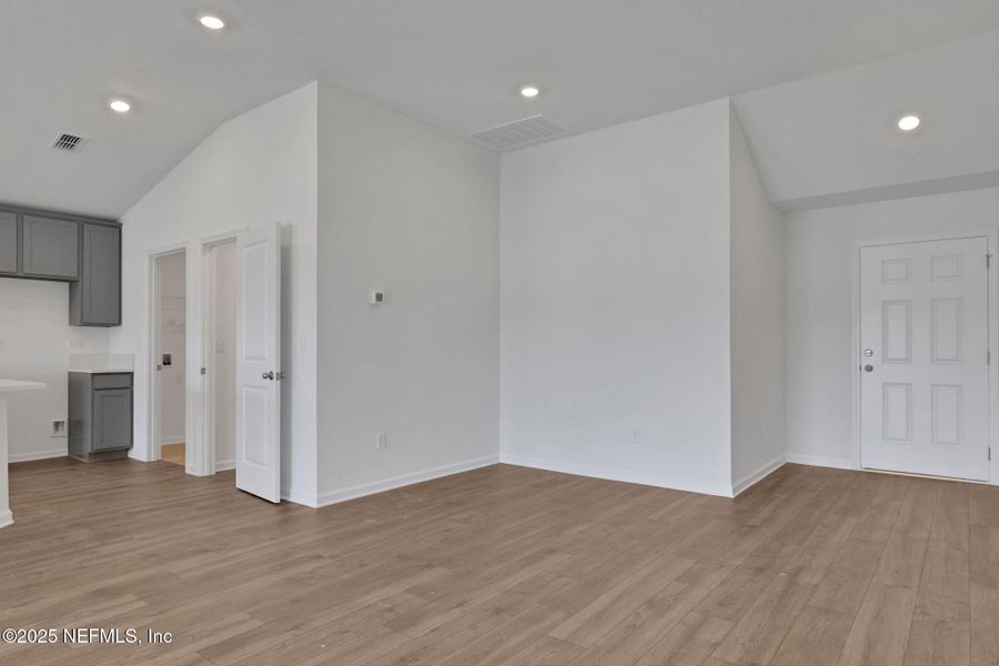 Spacious, unfurnished interior of a new home in Bellbrooke, Jacksonville (Image 16).
