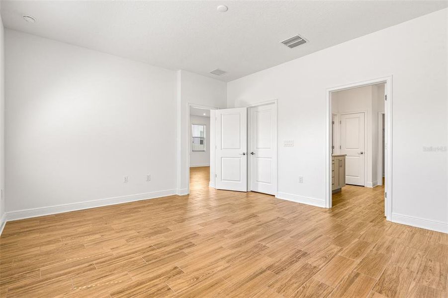 Spacious, unfurnished interior of a new home in , Tampa (Image 16).
