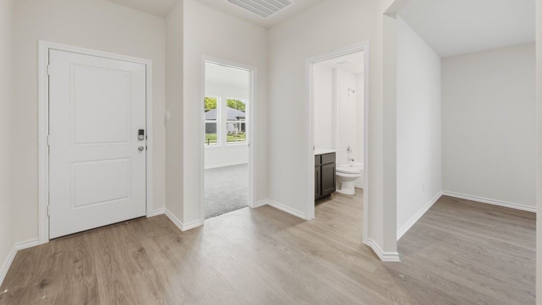 Spacious, unfurnished interior of a new home in Sanger Circle, Sanger (Image 10).