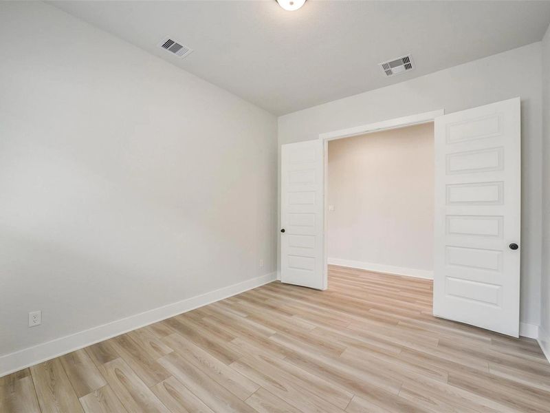 Spacious, unfurnished interior of a new home in Sierra Vista, Rosharon (Image 24).