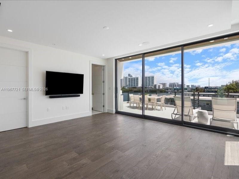 Spacious, unfurnished interior of a new home in Koya Bay, North Miami Beach (Image 19).