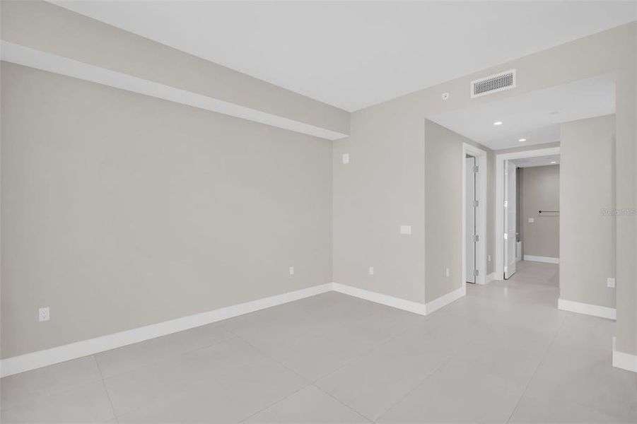 Spacious, unfurnished interior of a new home in , St. Petersburg (Image 64).