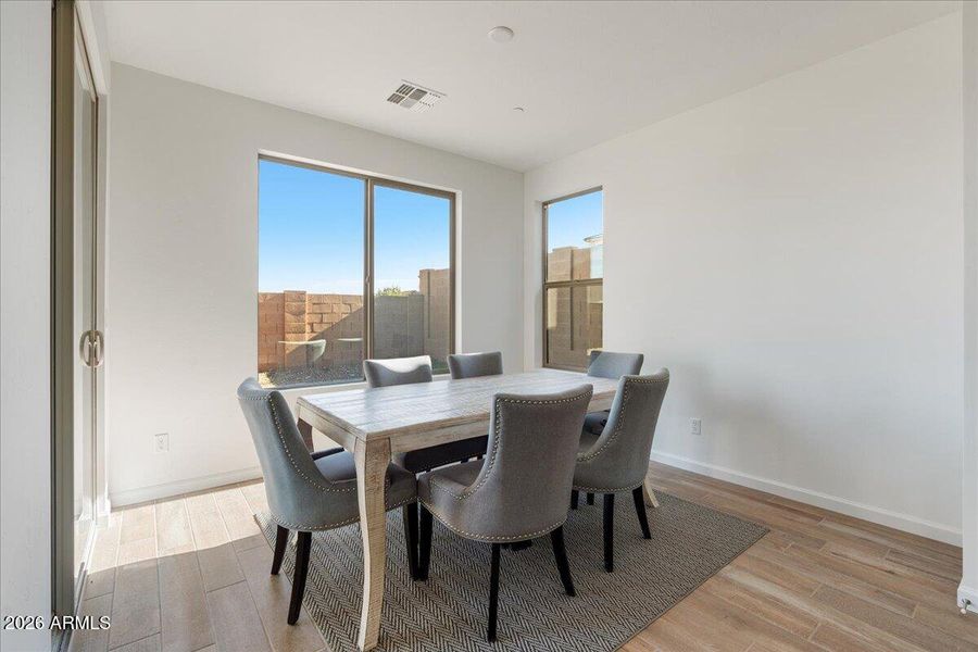 15-833 Eugene Dining Area