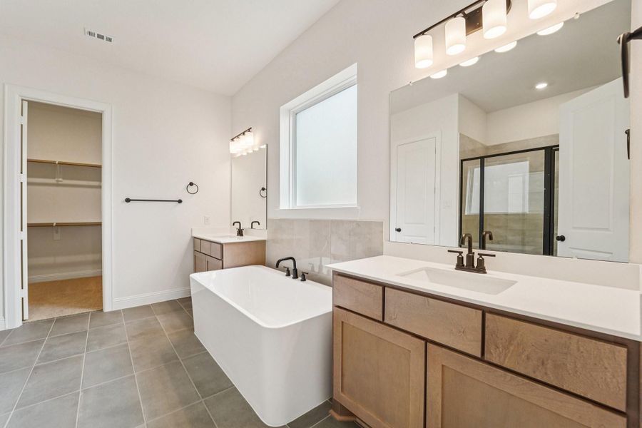 Furnished interior view inside a new home in Sienna 65', Missouri City (Image 17).