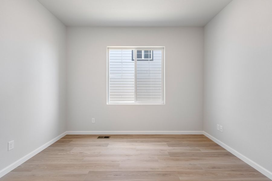 Spacious, unfurnished interior of a new home in Sterling Ranch, Littleton (Image 17).