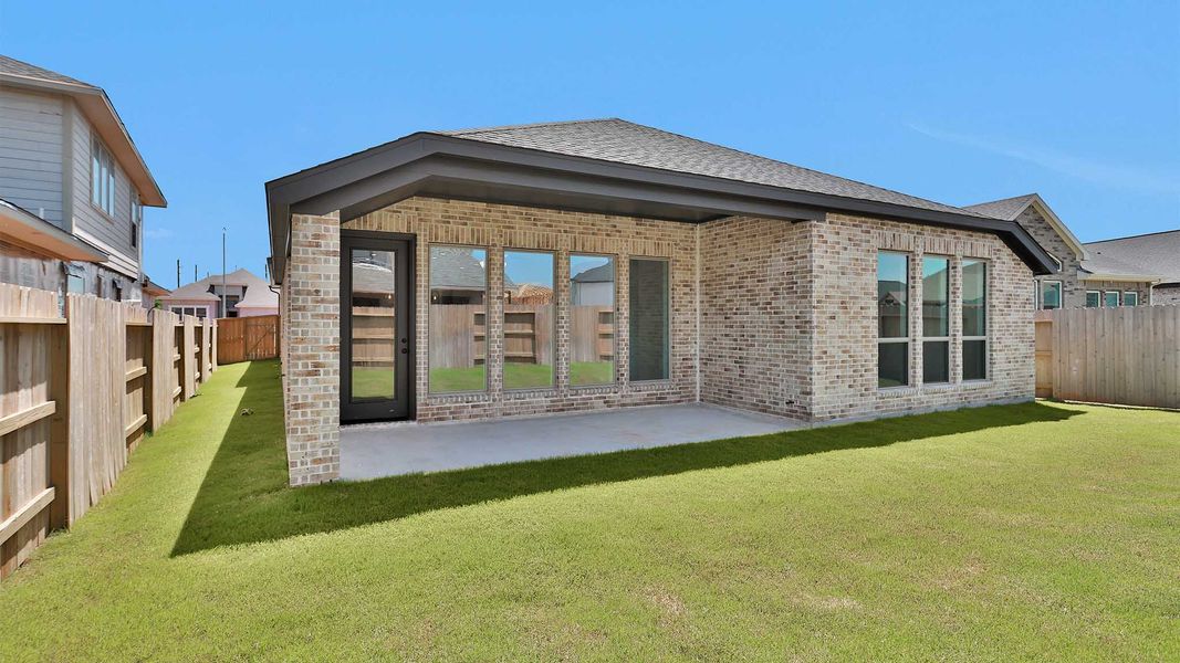 Exterior details and patio area of a home in Grange, Katy (Image 3).