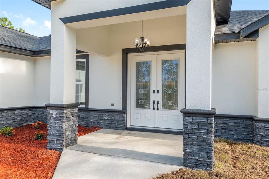Exterior details and patio area of a home in , Dunnellon (Image 38).