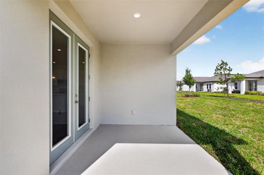 Exterior details and patio area of a home in Sunbrooke, St. Cloud (Image 22).