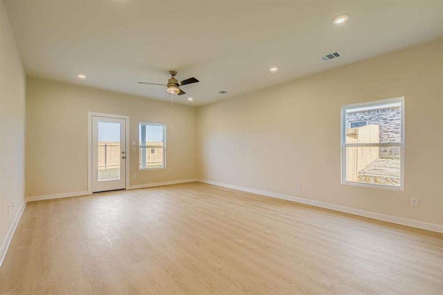 Spacious, unfurnished interior of a new home in Sperling Farms, Ferris (Image 14).