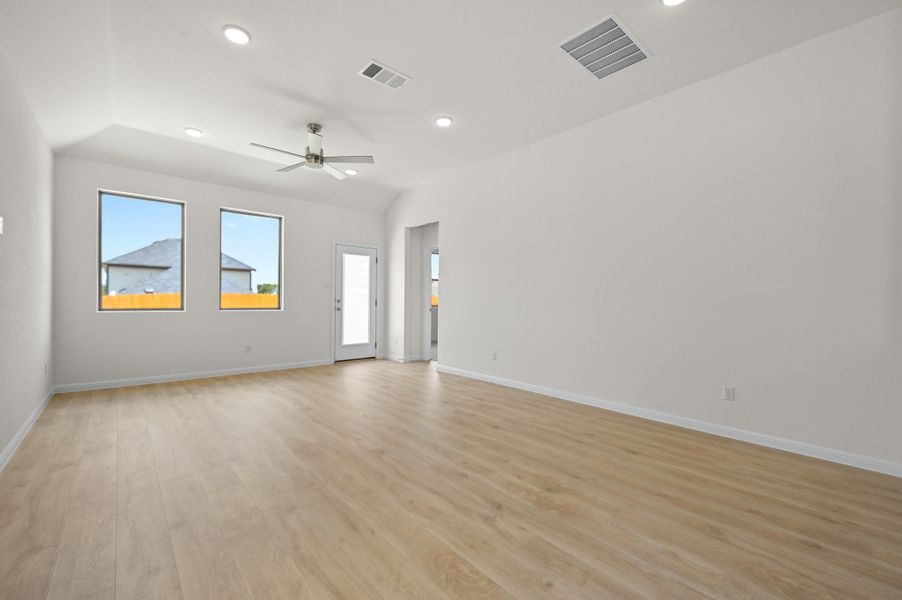 Spacious, unfurnished interior of a new home in Trinity Ranch, Elgin (Image 14).