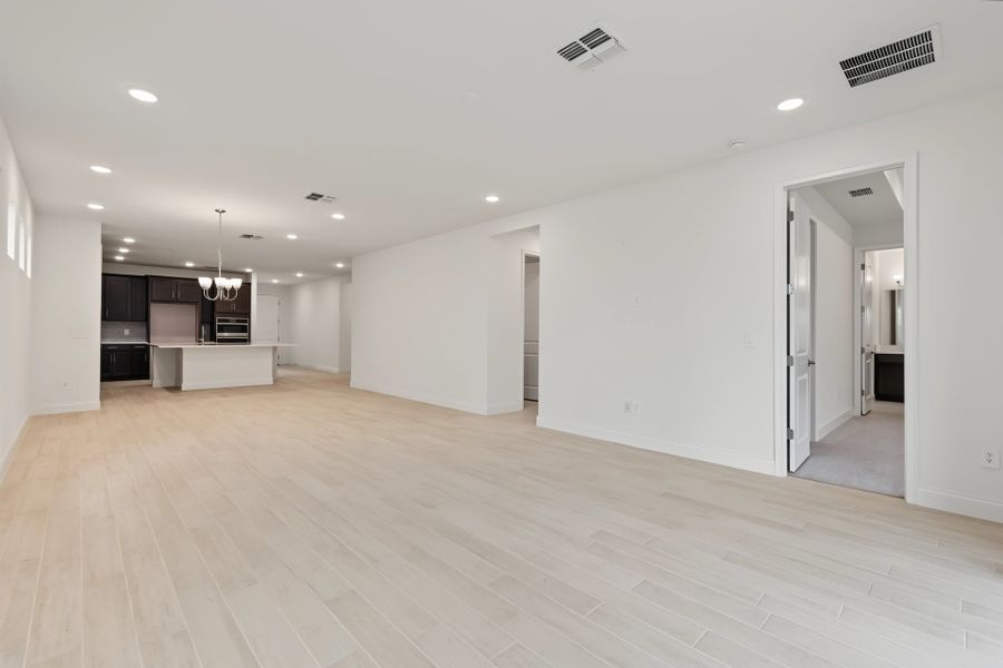Spacious, unfurnished interior of a new home in Tamarack at Two Rivers, Zephyrhills (Image 15).