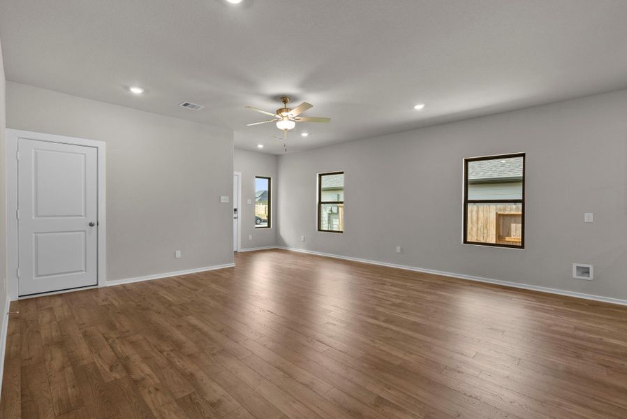 Spacious, unfurnished interior of a new home in Laurel Landing, Alvin (Image 17).