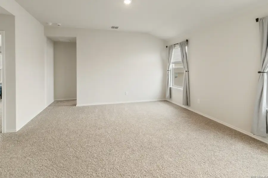 Spacious, unfurnished interior of a new home in Avenida, Converse (Image 21).