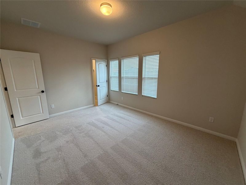 Spacious, unfurnished interior of a new home in Willow Springs, Buda (Image 29).