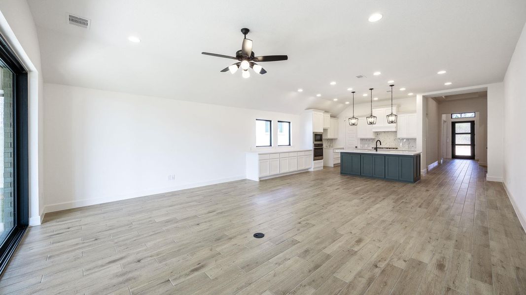 Spacious, unfurnished interior of a new home in Wolf Ranch 51', Georgetown (Image 14). Spacious, unfurnished interior of a new home in Wolf Ranch 51', Georgetown (Image 14).