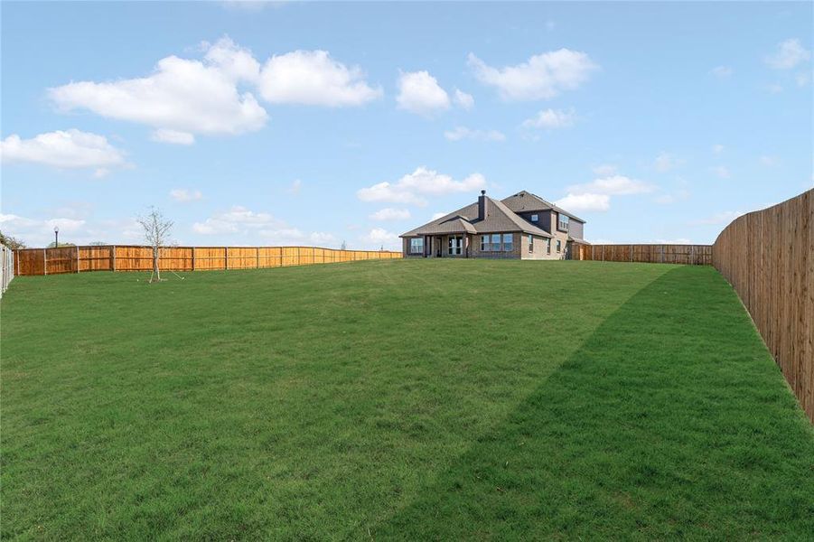Exterior details and patio area of a home in Glenbrook, Red Oak (Image 4).