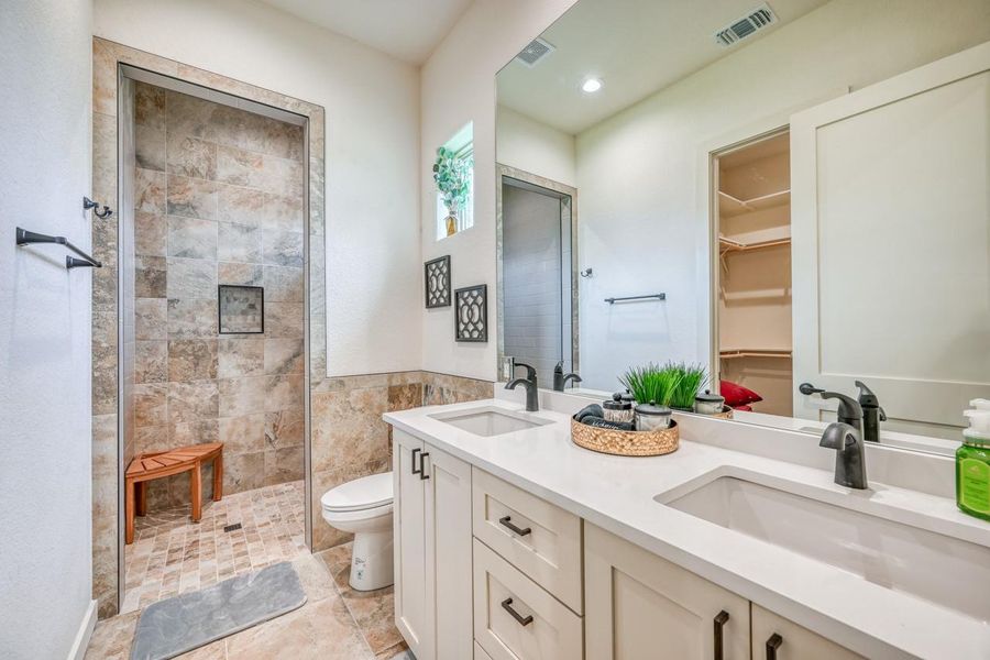 Furnished interior view inside a new home in , Horseshoe Bay (Image 18).