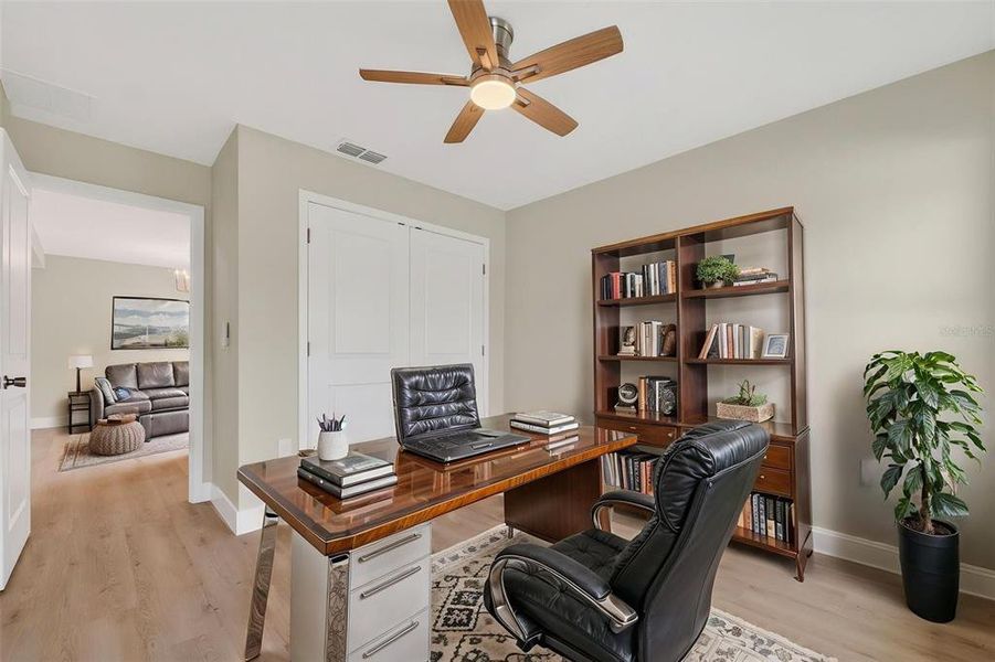 Furnished interior view inside a new home in , Orlando (Image 40).