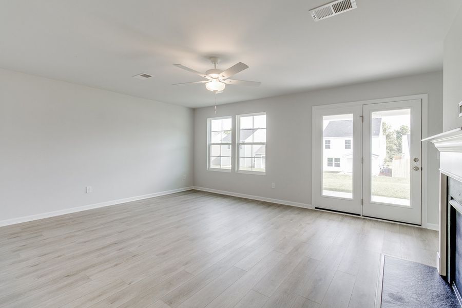 Spacious, unfurnished interior of a new home in Winston Point, Gilbert (Image 17).