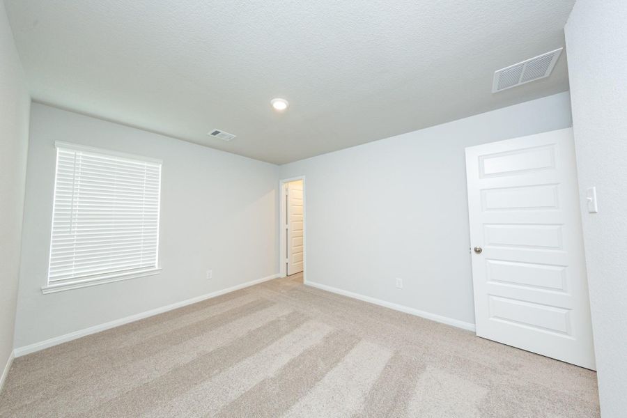 Spacious, unfurnished interior of a new home in River's Edge, Conroe (Image 16).