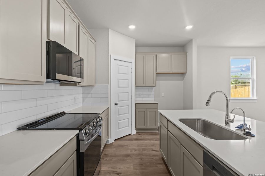 Furnished interior view inside a new home in Hiddenbrooke, Seguin (Image 13).