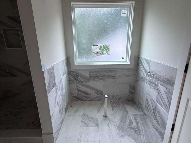 Spacious, unfurnished interior of a new home in , Clermont (Image 3).