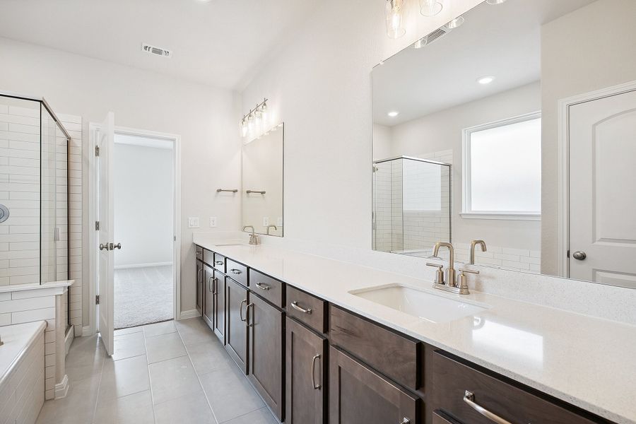 Representative furnished interior of a home built from the Blake by Ashton Woods in Rolling Glen, Hutto (Image 41).