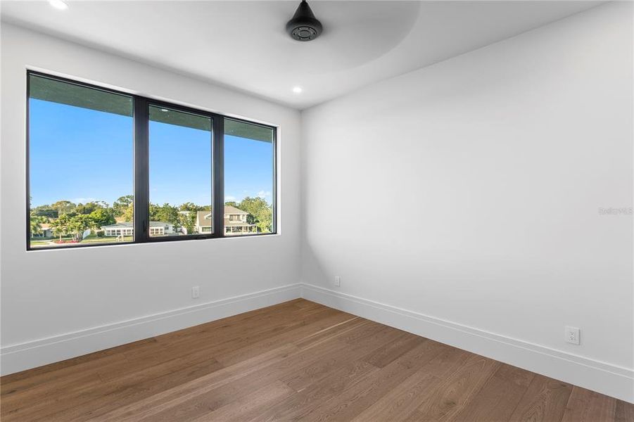 Spacious, unfurnished interior of a new home in , St. Petersburg (Image 20).