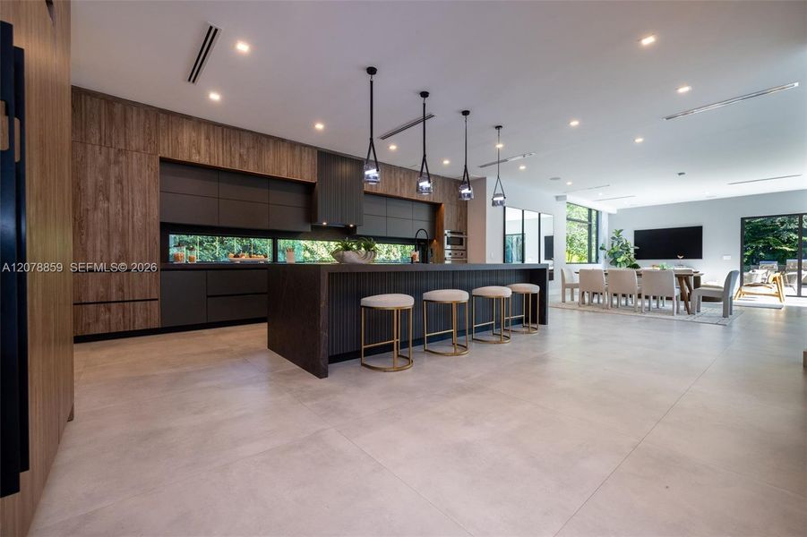Island Kitchen/Breakfast Bar