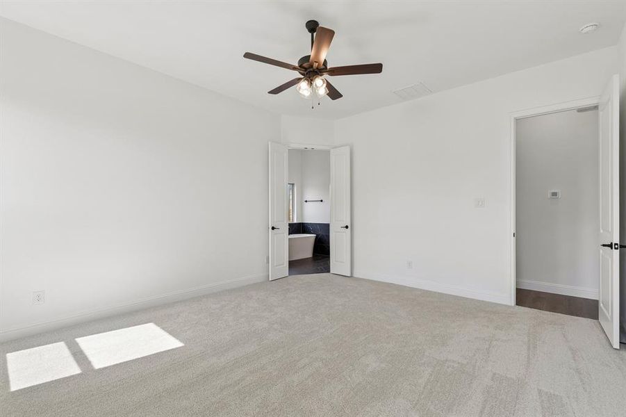 Spacious, unfurnished interior of a new home in Cambridge Manor, North Richland Hills (Image 21).