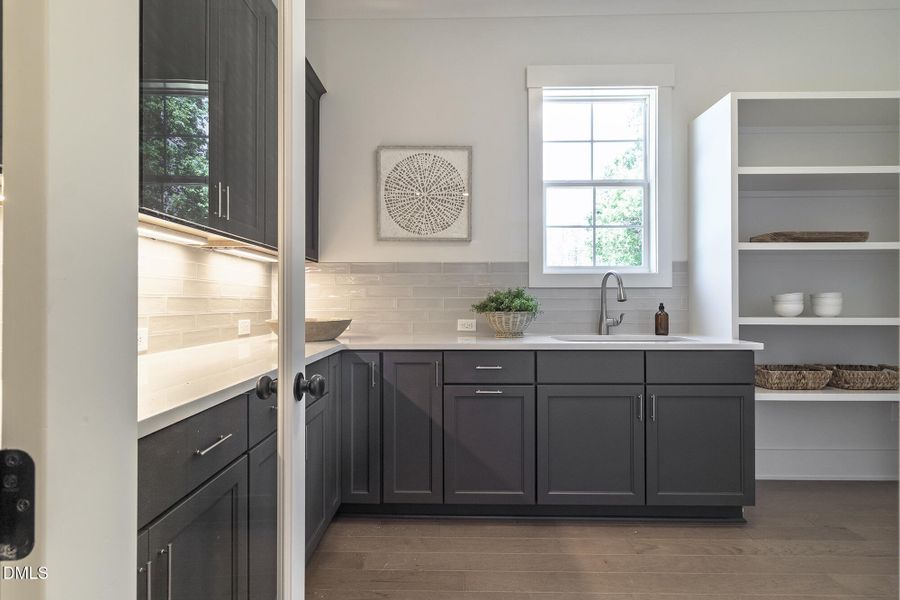 300_MEADOW_WALK_DR_INTERIOR_23