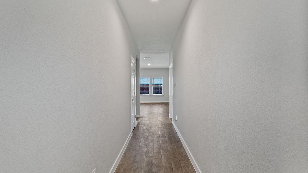 Spacious, unfurnished interior of a new home in Eagle Creek, Denton (Image 28).