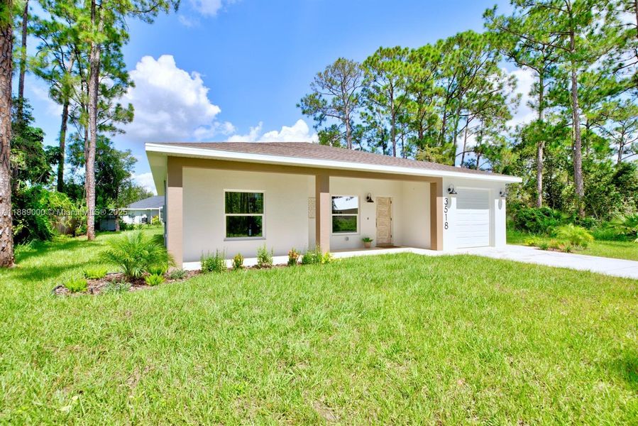 Exterior details and patio area of a home in , Sebring (Image 17).