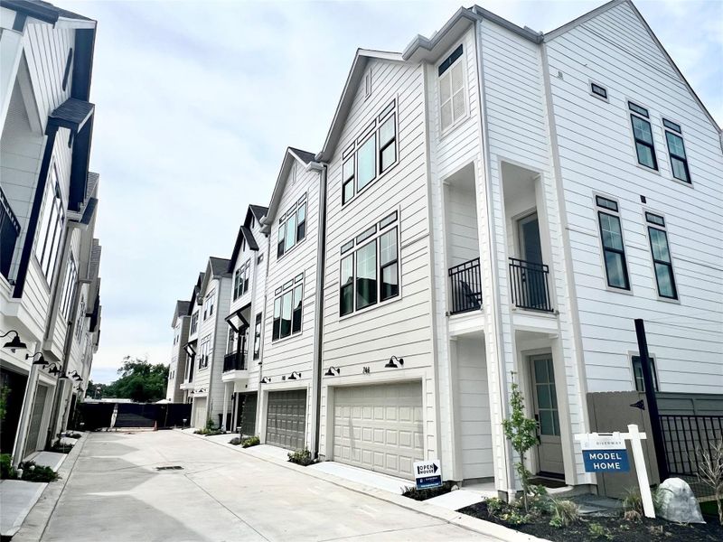 Condo located in Houston, TX showcasing its design and architecture (Image 5).