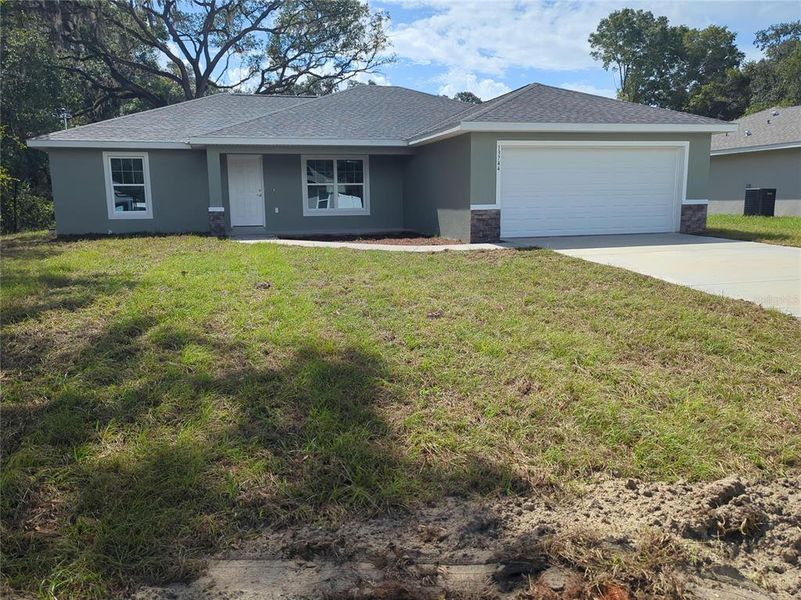 Exterior details and patio area of a home in , Dunnellon (Image 17).