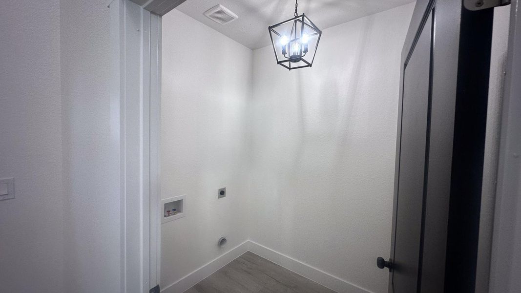 Spacious, unfurnished interior of a new home in , Navasota (Image 19).