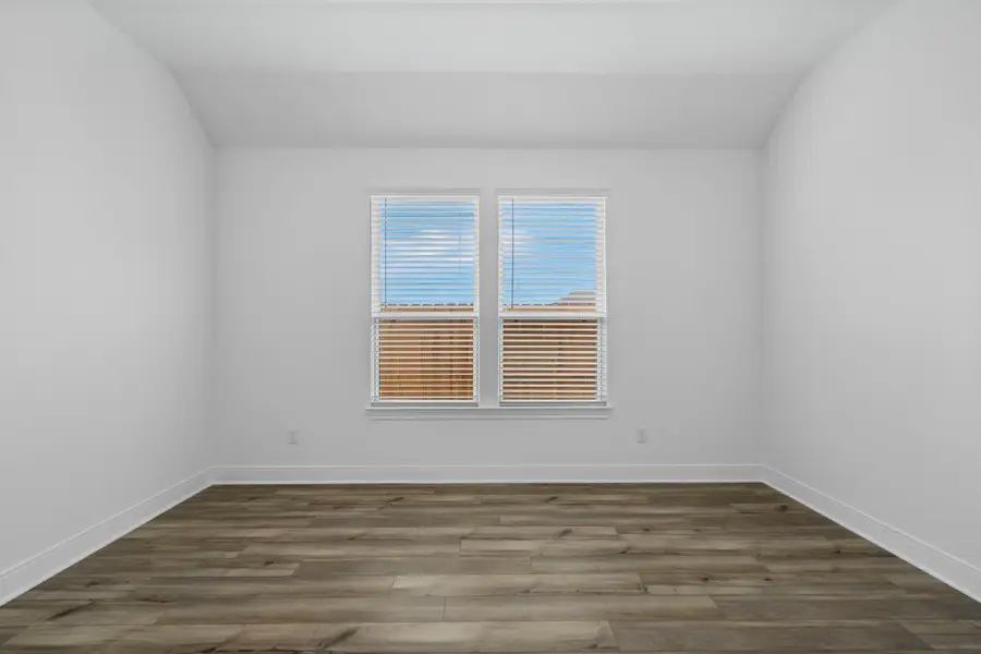 Spacious, unfurnished interior of a new home in Valencia, Manvel (Image 9).