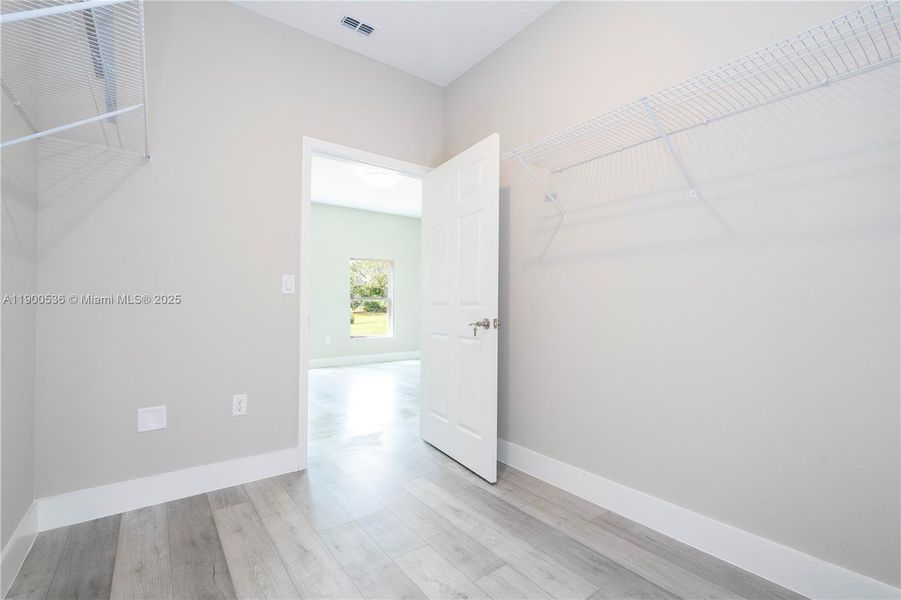 Spacious, unfurnished interior of a new home in , Sebring (Image 22).