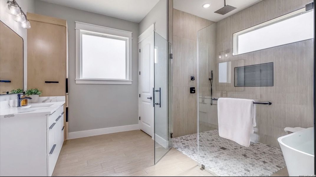 Furnished interior view inside a new home in , La Vernia (Image 11).