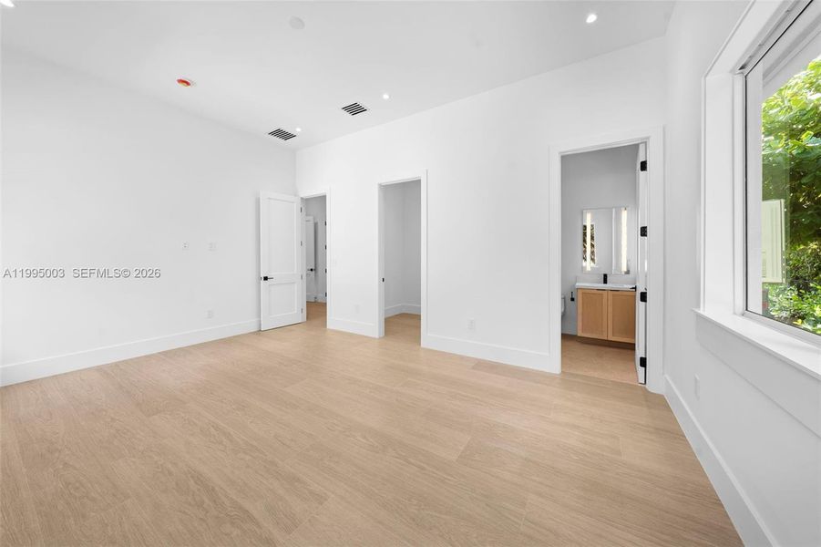 Spacious, unfurnished interior of a new home in , Pinecrest (Image 29).