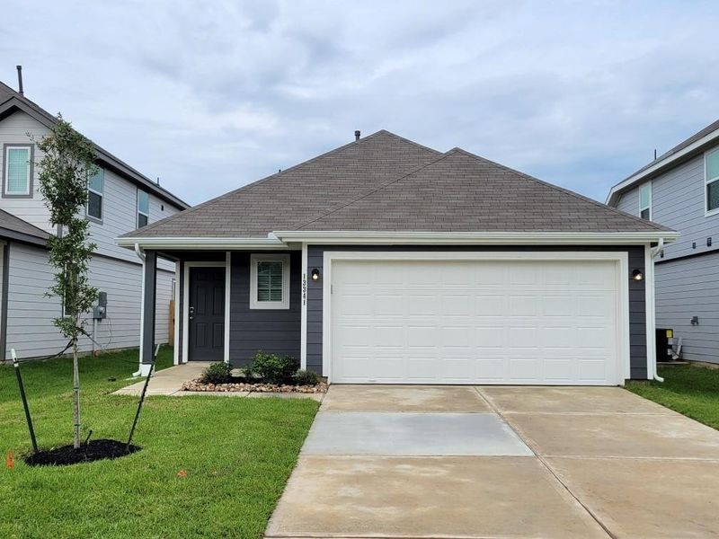 Front exterior of a new home in River's Edge, Conroe, TX, highlighting curb appeal (Image 2). Front exterior of a new home in River's Edge, Conroe, TX, highlighting curb appeal (Image 2).