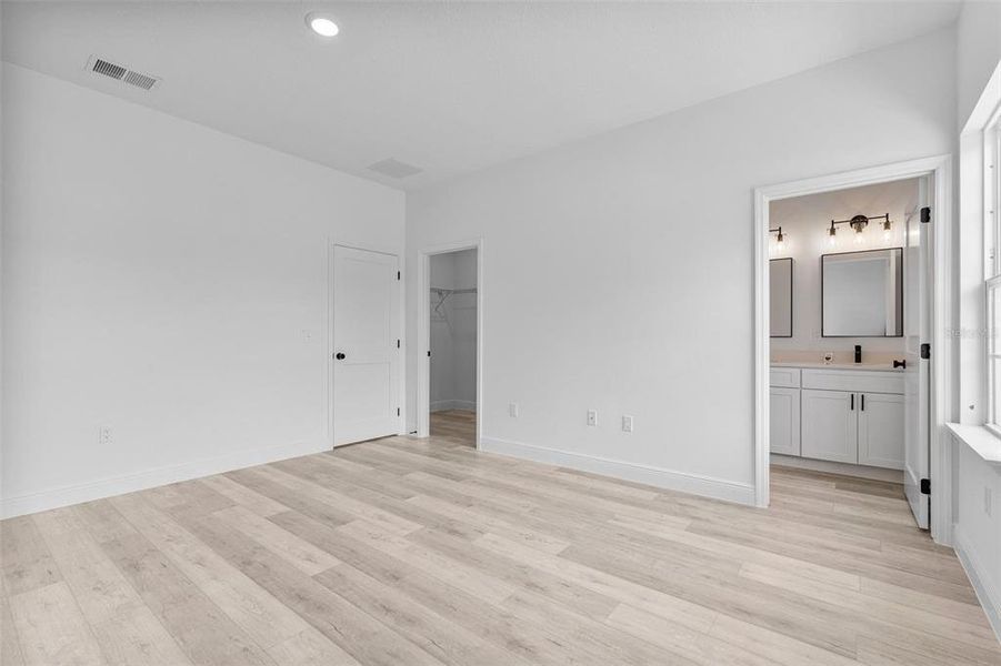 Spacious, unfurnished interior of a new home in , Ocala (Image 24).