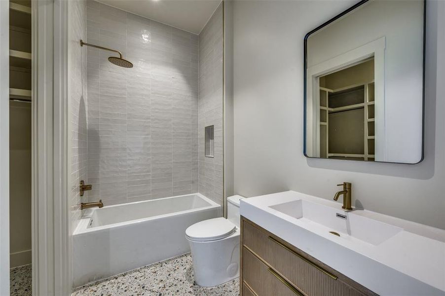 Furnished interior view inside a new home in , Dallas (Image 32).