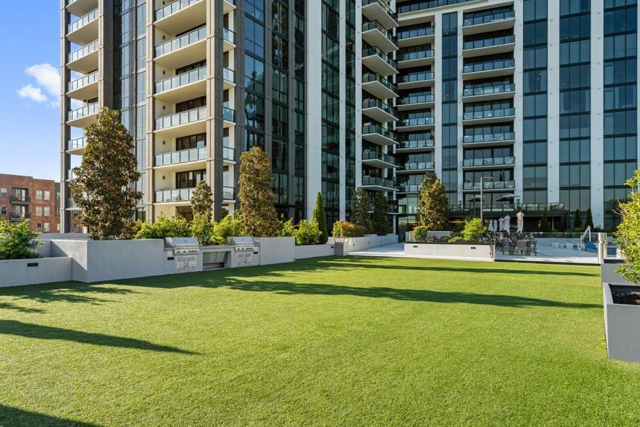 Condo located in Atlanta, GA showcasing its design and architecture (Image 40).