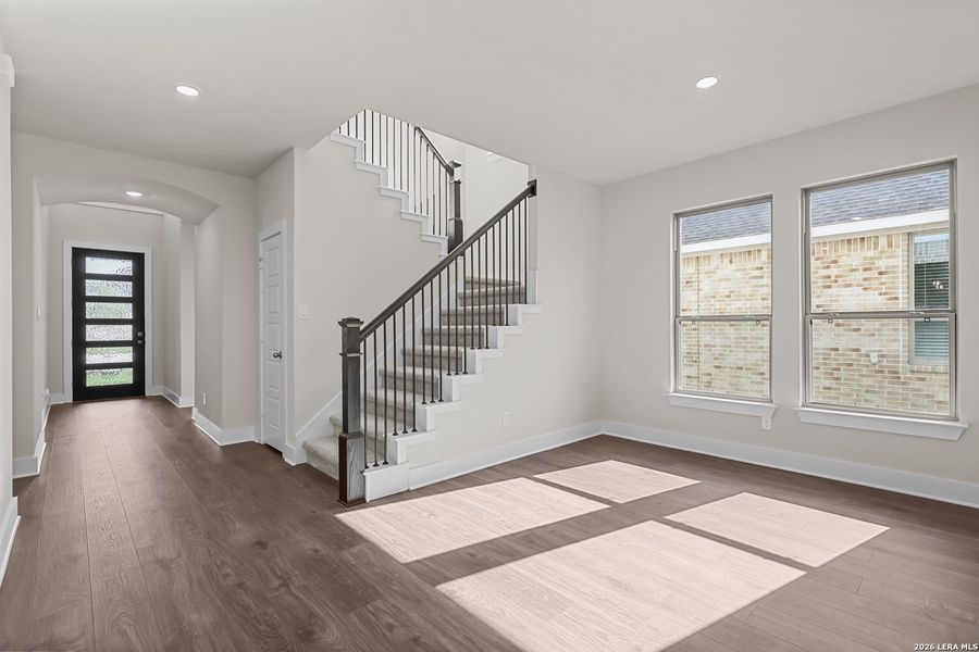 Spacious, unfurnished interior of a new home in Nopal Valley, San Antonio (Image 31).