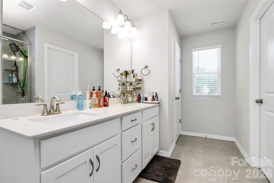 Primary en suite. Primary en suite.