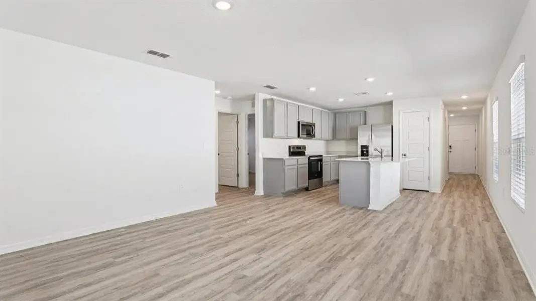 Spacious, unfurnished interior of a new home in Villamar, Winter Haven (Image 19).