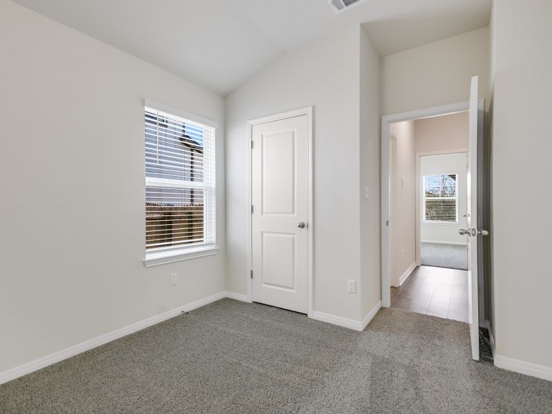Spacious, unfurnished interior of a new home in Butler Farms - Reserve Collection, Liberty Hill (Image 10).